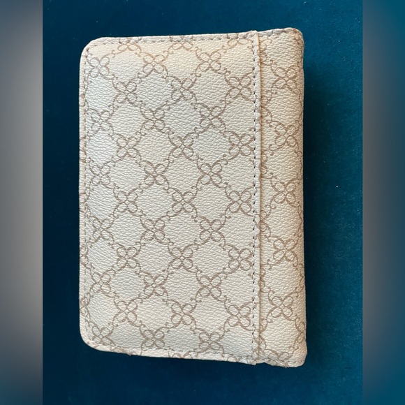 Pristine Nine West vegan women’s wallet! - Picture 2 of 3